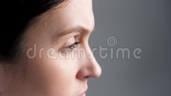 头痛女人用双手闭上眼睛触摸她的头偏头痛血压压力眼睛疲劳的概念侧面视频的预览图