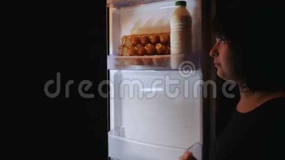 女人拿出冰箱蛋糕打开冰箱门视频的预览图