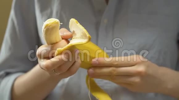 准备香蕉冰沙视频的预览图