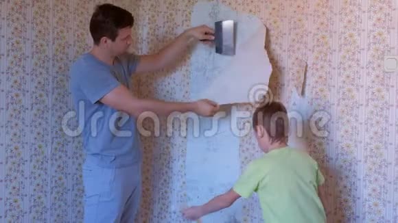 父子俩一起进行翻新把壁纸从墙上移除视频的预览图