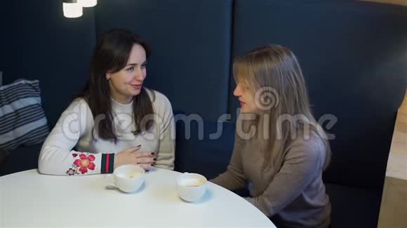 女朋友在咖啡馆的餐桌旁聊天视频的预览图