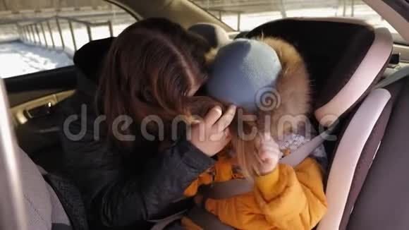一个母亲和一个小儿子在车里的肖像他们玩捉迷藏视频的预览图