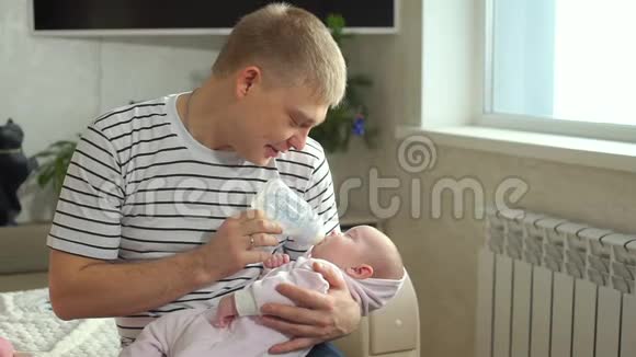 父亲用奶瓶喂女儿视频的预览图