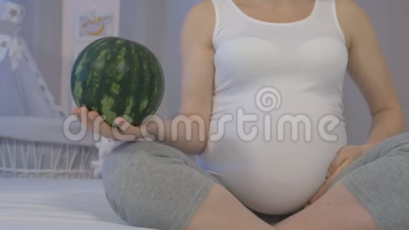 怀孕九个月未出生的婴儿体重增加视频的预览图
