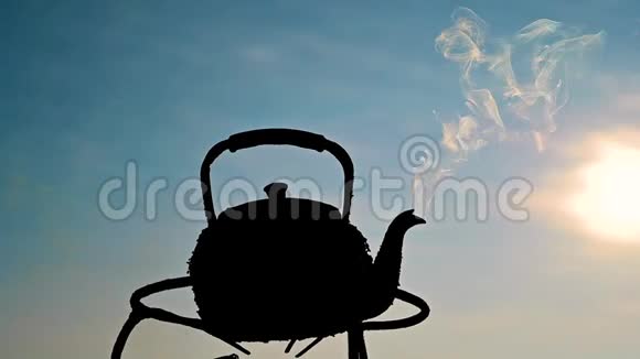 黎明时蒸汽的水壶出来了视频的预览图