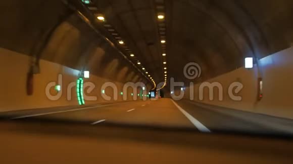 在隧道里驾驶汽车视频的预览图