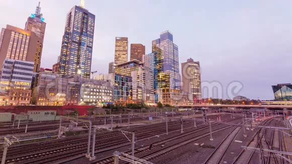 一个城市的铁路和现代建筑的时间图视频的预览图
