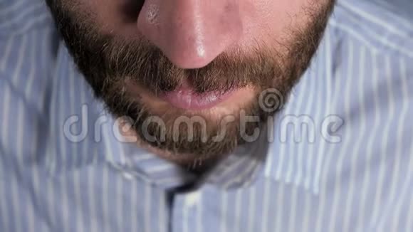 男人用纸巾擦她的鼻子流鼻涕感冒流感过敏灰尘猫毛鼻炎体温过低空气干燥视频的预览图