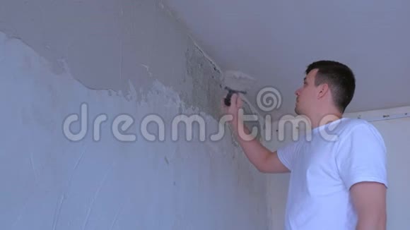 粉刷工人用腻子粉刷墙面用石对齐墙面视频的预览图