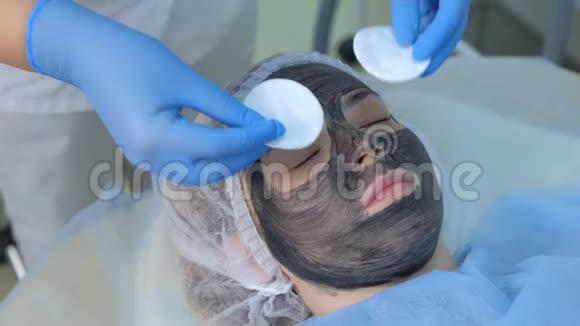 美容师准备女性病人进行碳激光剥离手术视频的预览图