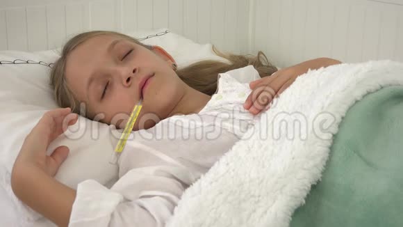 生病的孩子在床上生病的孩子带体温计睡女孩在医院吃药医疗保健视频的预览图