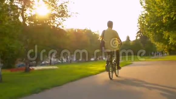 穿黄色衬衫的人骑自行车视频的预览图