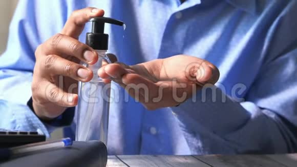 商人手使用洗手液凝胶分配器视频的预览图