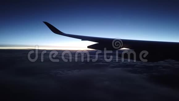 黄昏时分的飞机机翼视频的预览图