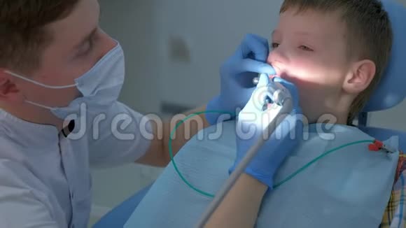 医生卫生员为青少年儿童做口腔卫生清洁视频的预览图