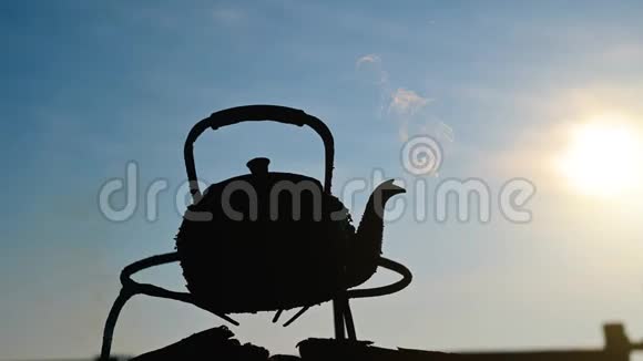 2蒸汽的水壶在黎明时出来视频的预览图