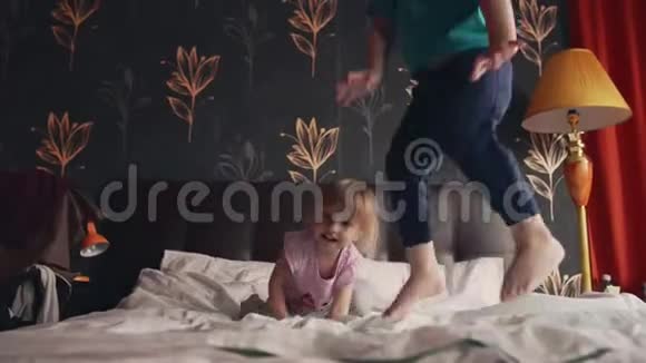 兄妹俩在父母卧室的双人床上蹦蹦跳跳视频的预览图