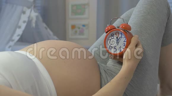年轻孕妇准备分娩视频的预览图