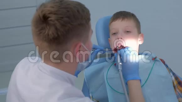 青少年儿童牙科口腔卫生洁牙师视频的预览图