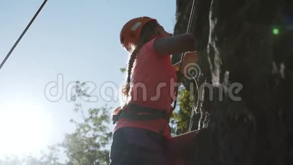 坚强的年轻女孩努力攀岩夏天在户外运动视频的预览图