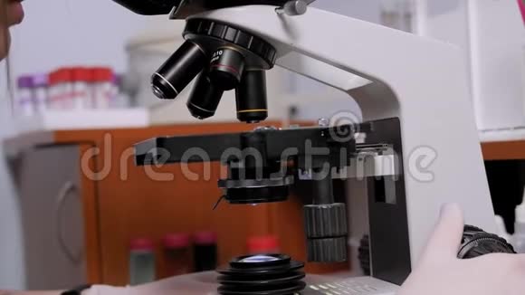科学家在实验室里看显微镜的特写镜头视频的预览图