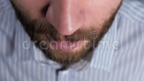 男人打喷嚏用纸巾闭上嘴巴过敏猫毛灰尘感冒流感鼻炎的概念顶部视图视频的预览图