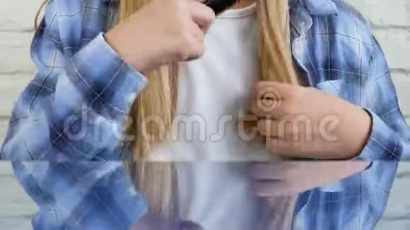 少女梳头金发梳头儿童发型身体护理视频的预览图