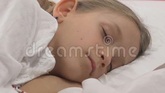 病童卧床病童小女孩住院药丸视频的预览图