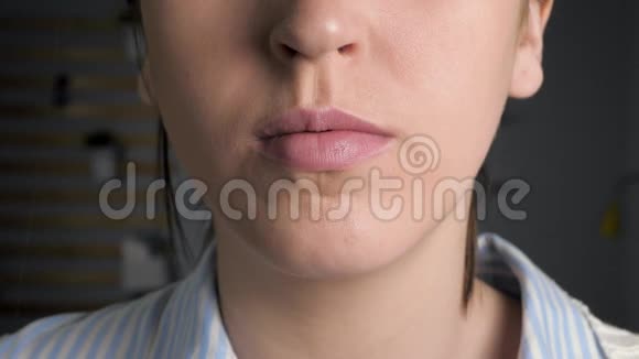 女人打喷嚏用纸巾闭上嘴过敏猫毛灰尘感冒流感鼻炎的概念前线视频的预览图