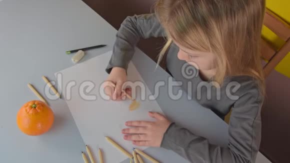 一个迷人的女孩用铅笔画画的俯视图视频的预览图