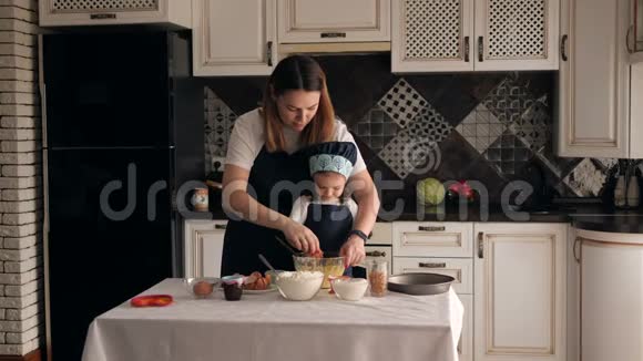 母女俩在厨房里一起做饭然后竖起大拇指视频的预览图