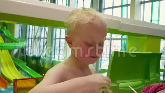 小孩吃薯条六岁的金发小男孩快餐视频的预览图