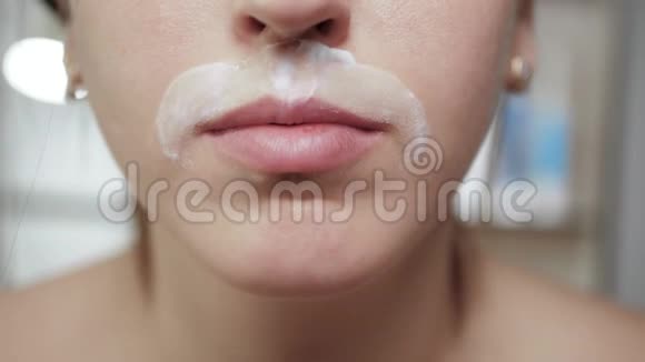 女人剃胡子年轻迷人的白种人女孩开着一次性刀片剃胡子视频的预览图