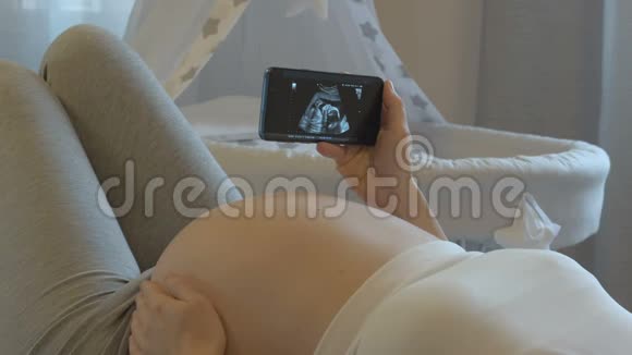 超声检查掌握在未来妈妈手中视频的预览图