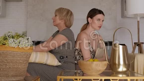 一个老母亲和一个成年女儿坐在沙发上在家打架视频的预览图