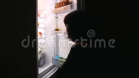 女人在夜里打开冰箱咬一口蛋糕饕餮视频的预览图