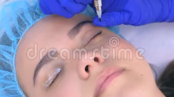 美容诊所年轻女性永久眼线化妆面部特写视频的预览图