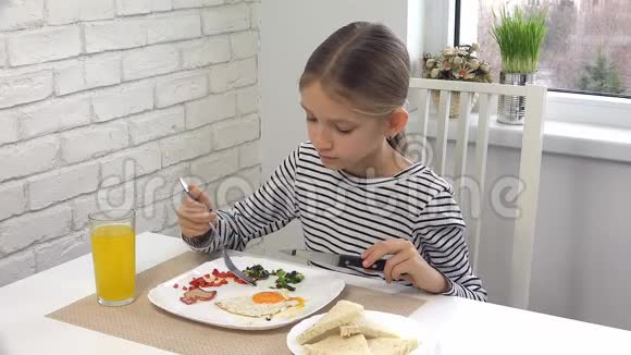 儿童厨房早餐女孩测试健康食品鸡蛋蔬菜视频的预览图