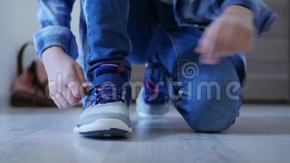 儿童系鞋带儿童准备离家女孩上学鞋带视频的预览图