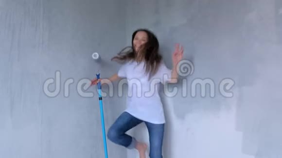 小女孩玩跳用油漆滚筒画墙视频的预览图