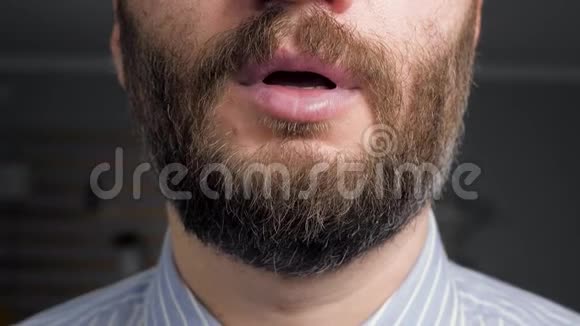 男人咳嗽用餐巾盖住她的嘴感冒流感喉炎肺结核哮喘支气管炎过敏视频的预览图