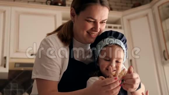 妈妈和小女儿在厨房里一起捏面团视频的预览图