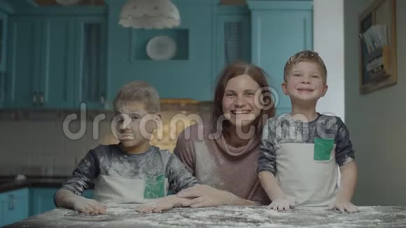 快乐的一家人在做饼干的时候玩面粉孩子们帮妈妈揉面团玩面粉视频的预览图