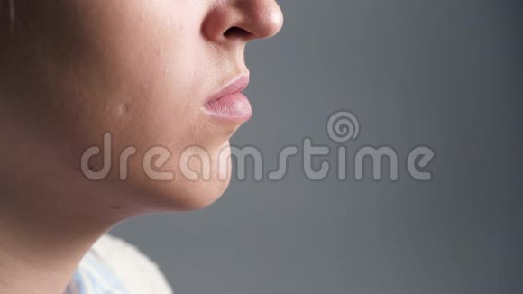 女人打喷嚏用纸巾闭上嘴过敏猫毛灰尘感冒流感鼻炎的概念侧视图视频的预览图