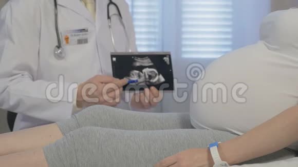 有经验的专家给孕妇提供建议视频的预览图
