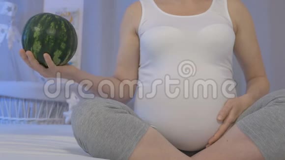 肚子和西瓜的年轻孕妇视频的预览图