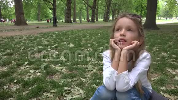 伦敦公园的孩子无聊的小女孩躺在草地上白金汉家的孩子唱歌视频的预览图