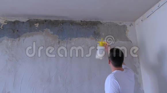男工喷涂底漆至墙面准备其进行抹灰翻新后视视频的预览图
