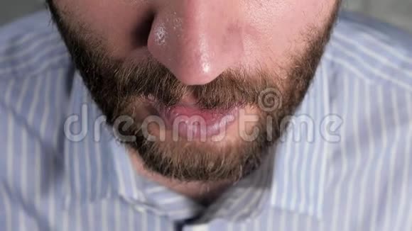 男人咳嗽用餐巾盖住她的嘴感冒流感喉炎肺结核哮喘支气管炎过敏视频的预览图