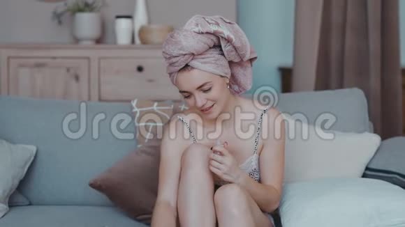 女人笑着说电话迷人的女人照顾自己弥补派对浴巾在头上美丽视频的预览图